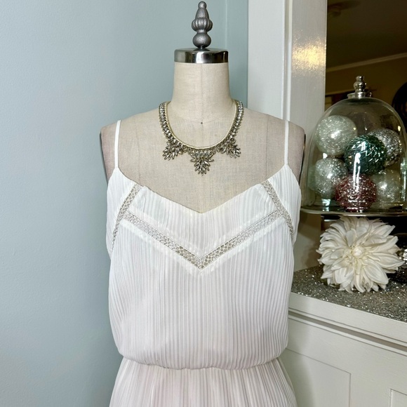 Express Off White Pleated Midi Dress with Crochet Trim Small NWT - Picture 4 of 12